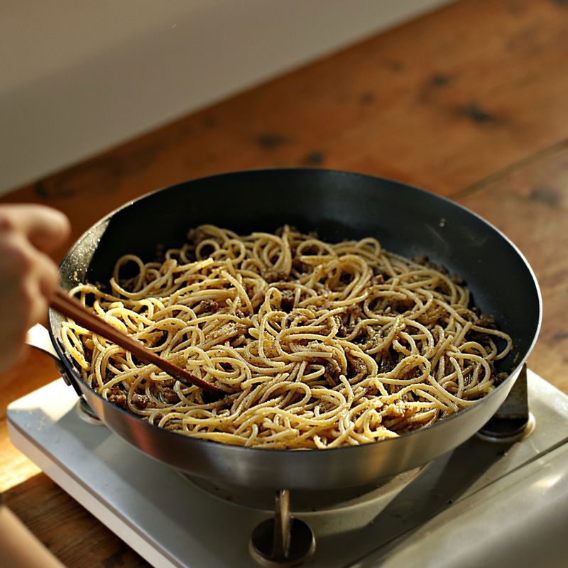 팬에 만들어둔 페스토와 면을 넣고 면수 1국자를 부어 잘 섞어 주세요.