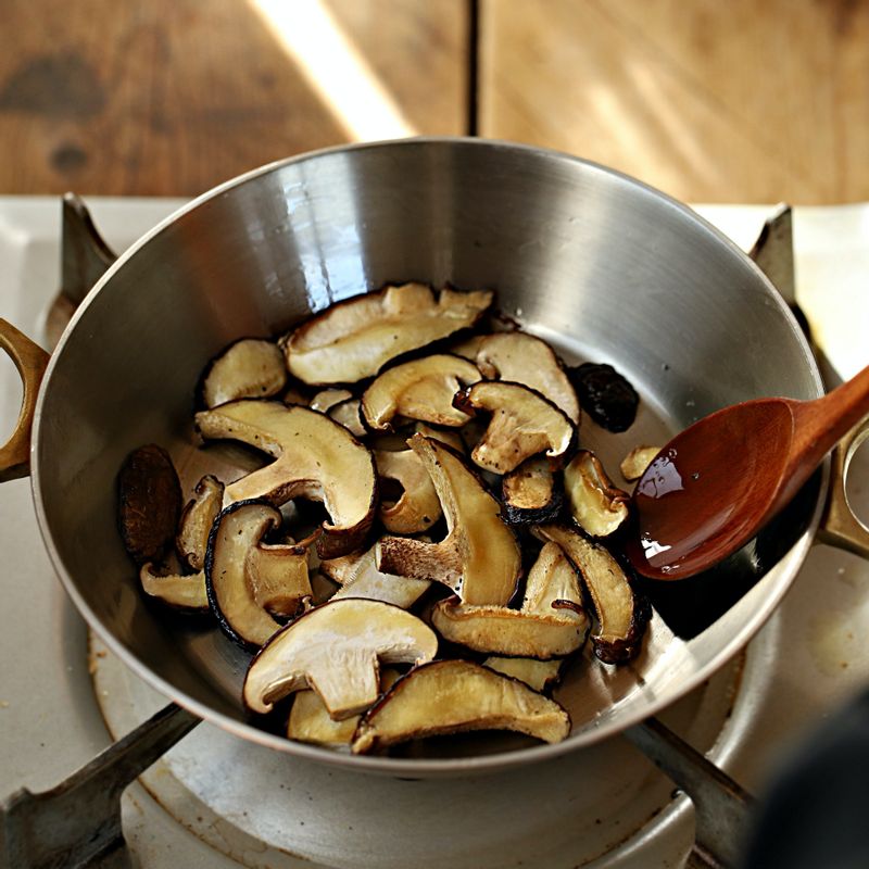 피칸을 접시에 덜어 두고, 썰어둔 버섯을 넣고 볶아주세요.