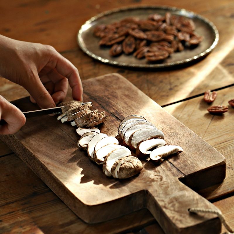 버섯을 채썰어 준비해 주세요.