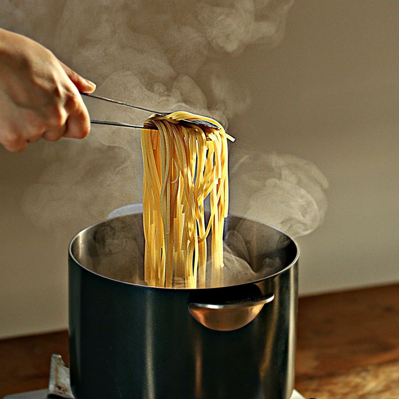 끓는물에 소금 1큰술과 올리브오일 1큰술을 넣고 8~10분 정도 면을 삶아주세요.