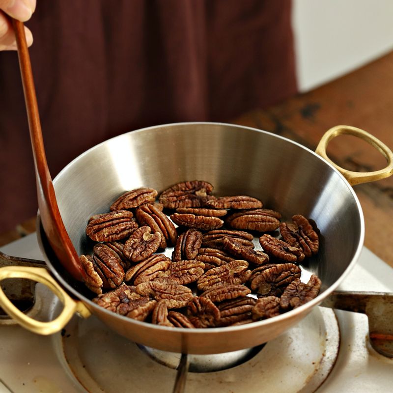 달군 팬에 올리브오일을 1작은술 두르고 데친 피칸을 볶아주세요.