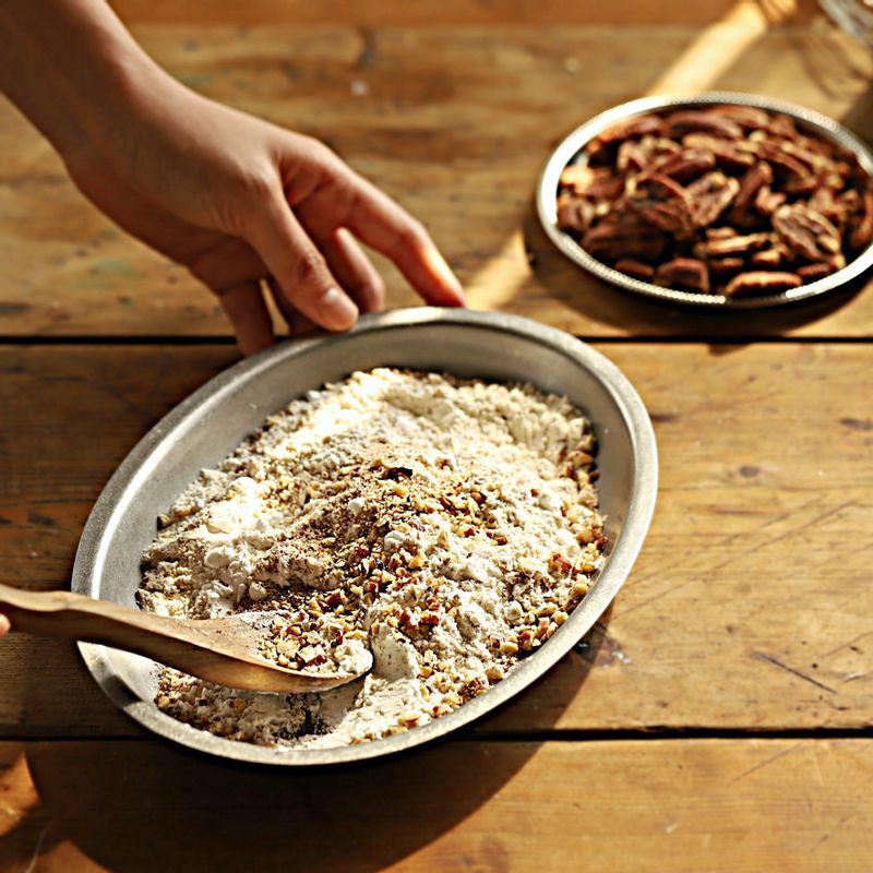 볼에 가루반죽 재료를 넣어 섞은 후, 밑간한 닭고기와 더덕, 미국 피칸을 넣어 가루를 묻혀주세요. 소스 재료는 잘 섞어주세요.