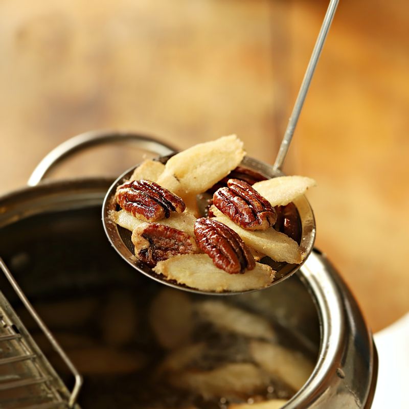 170도 온도로 예열한 튀김유에 미국 피칸과 더덕을 먼저 튀기고 닭고기를 넣어 튀겨주세요.
(tip. 닭고기를 2번 튀겨내면 더욱 바삭한 식감을 살릴 수 있어요.)