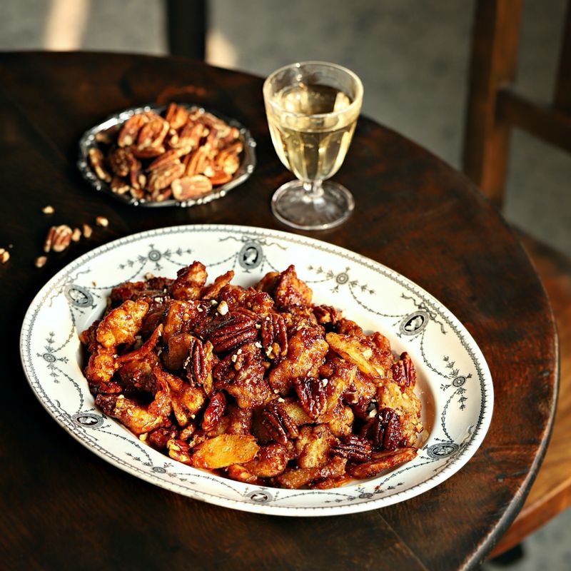 접시에 닭강정을 담은 후 다진 미국 피칸을 뿌려 완성해주세요.