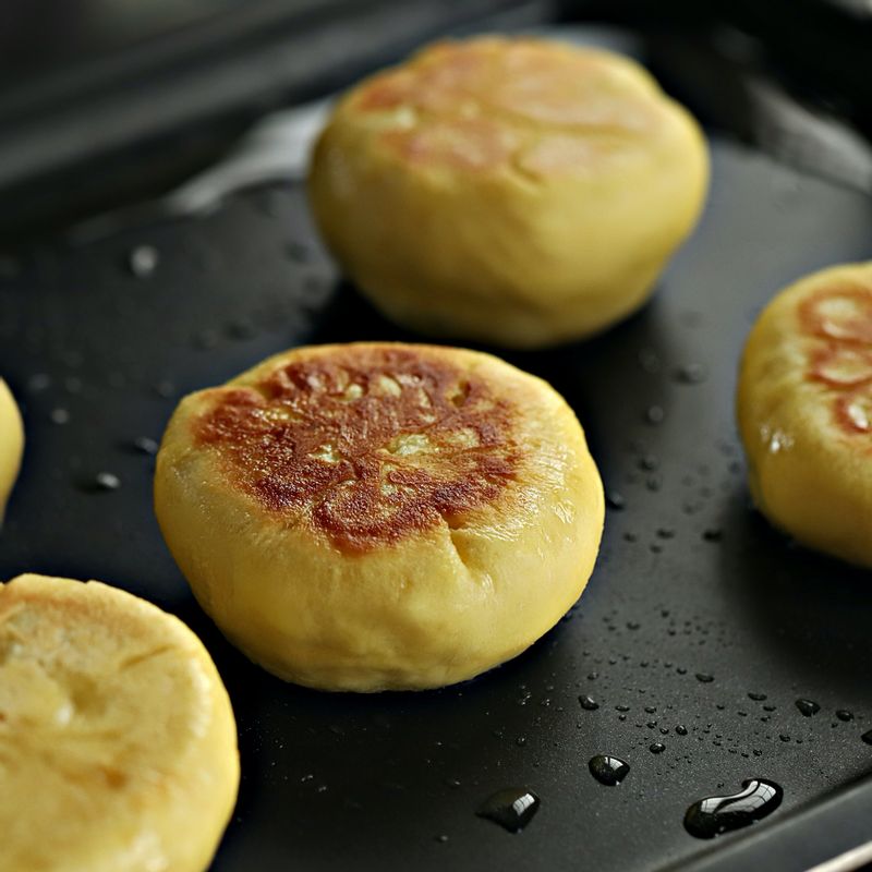 팬을 달군 후 기름을 넉넉히 두르고 빚은 호떡을 올려 양면을 각각 30초간 구워 주세요.