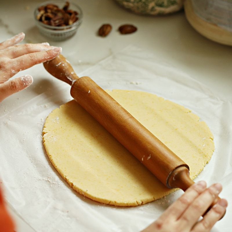 작업대에 강력분을 소량 뿌린 후, 반죽을 놓고 밀대로 밀어 3mm 두께로 만들어 주세요.