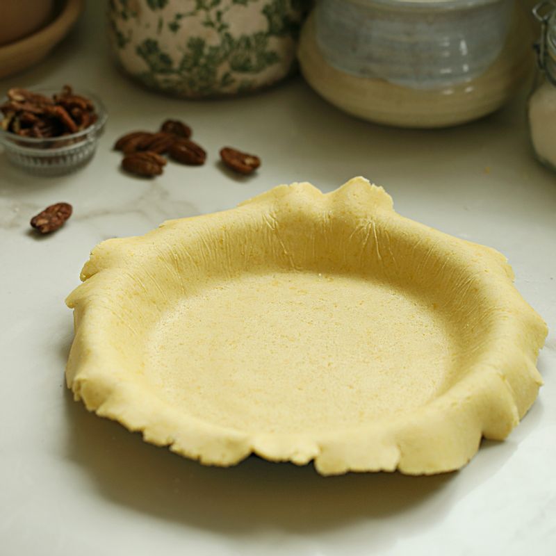 타르트 틀에 반죽을 넣고 가장자리 에 모양을 낸 후, 한번 더 냉장고에서 10분간 휴지 시켜주세요.