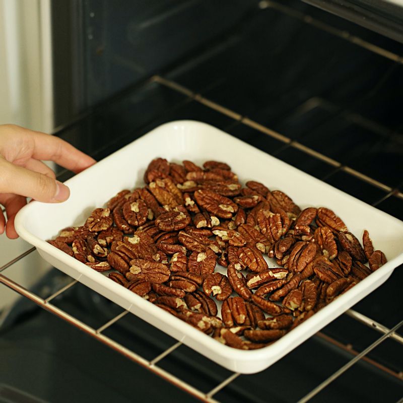 미국 피칸을 170 도 오븐에 5~8분간 구워 주세요.