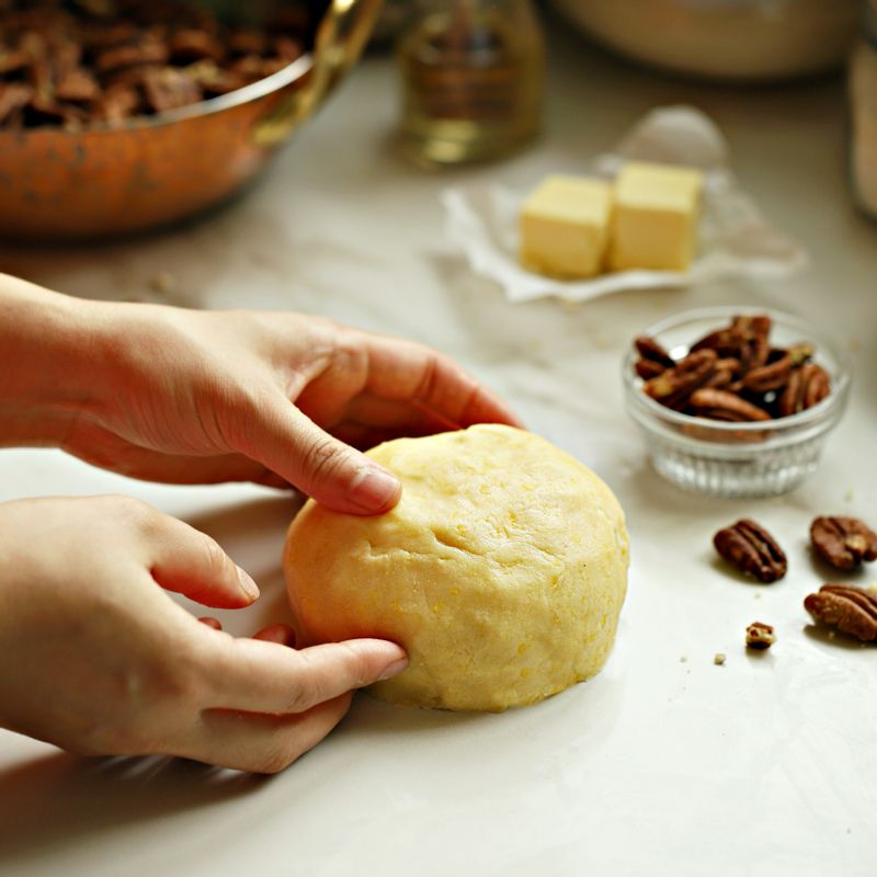 고슬고슬한 상태의 반죽을 한 덩이로 뭉친 후 랩을 씌워 냉장고에서 30분 정도 휴지 시켜주세요.