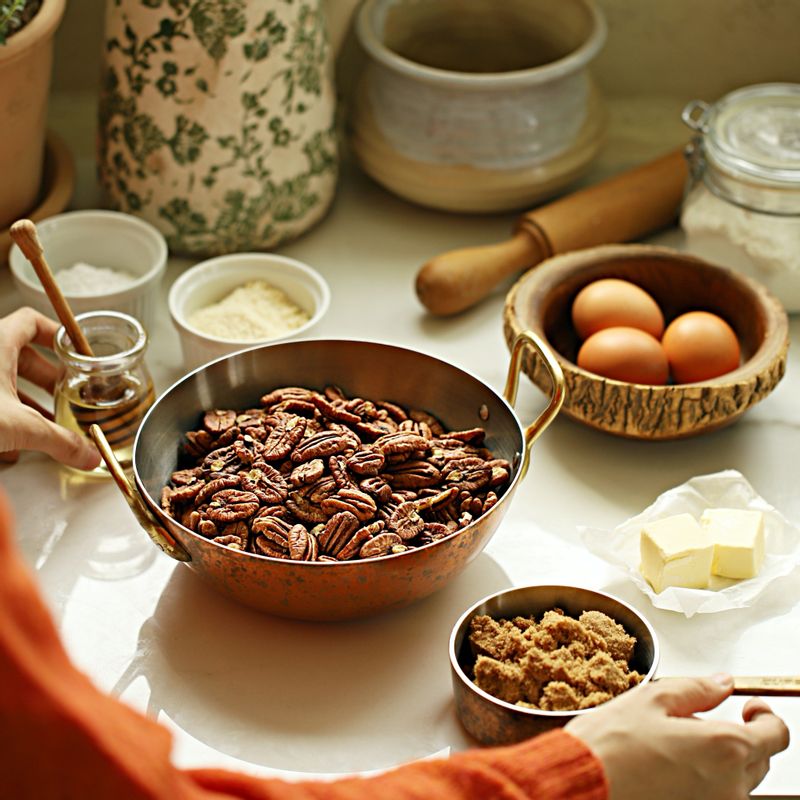 미국 피칸 파이을 위한 재료 이미지로 박력분,슈가파우더,아몬드 가루,소금,버터 (무염) 등으로 구성 되어있습니다.