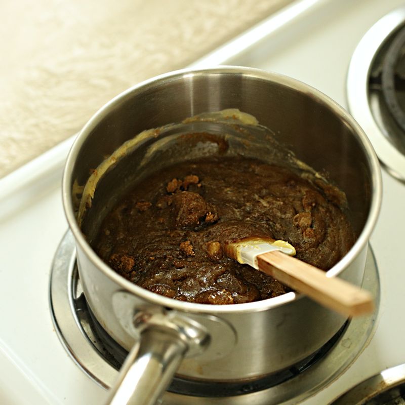 냄비에 미국 피칸과 달걀을 제외한 필링 재료를 넣고 약불에서 가볍게 녹여 섞어 주세요.