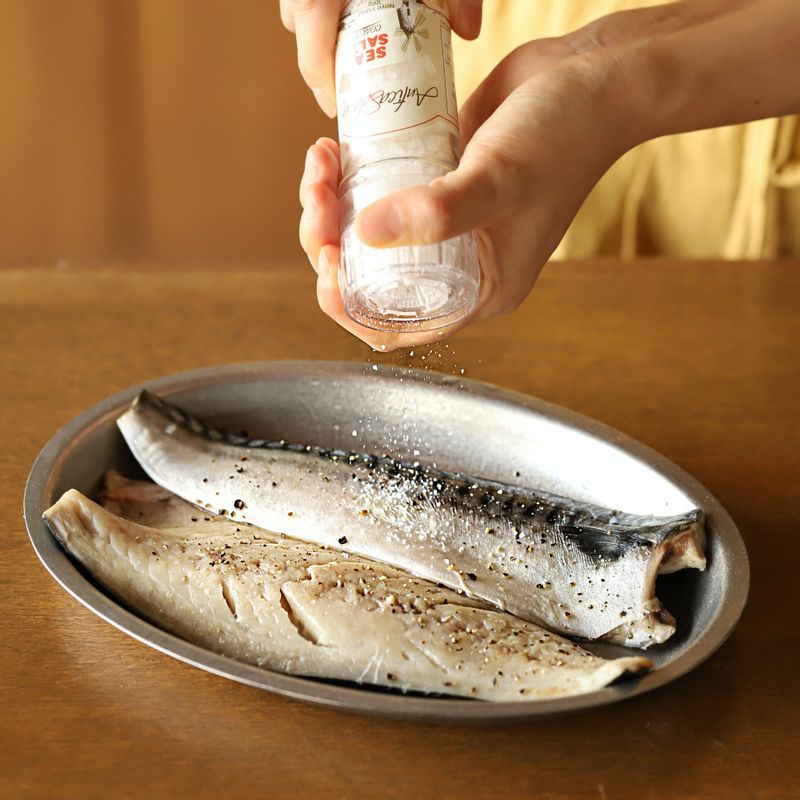 고등어는 밑간 재료에 10분 정도 재운 후 키친타올에 올려 물기를 제거해 주세요.