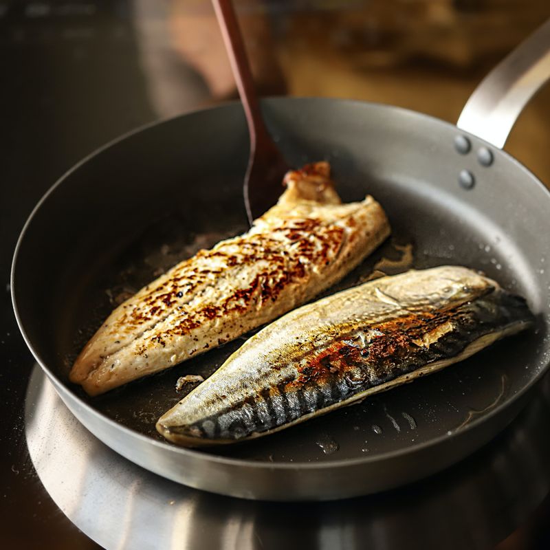 달군 팬에 약간의 기름을 두르고 고등어를 올려 앞 뒤로 노릇하게 구운 후 키친타올에 올려 기름을 빼 주세요.