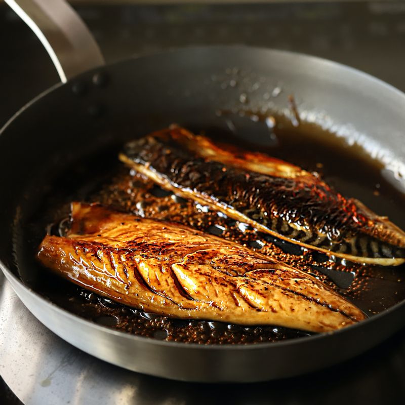 팬에 데리야키 소스를 넣고 바글바글 끓으면 구운 고등어를 넣어 앞 뒤로 뒤집어가며 졸여주세요.