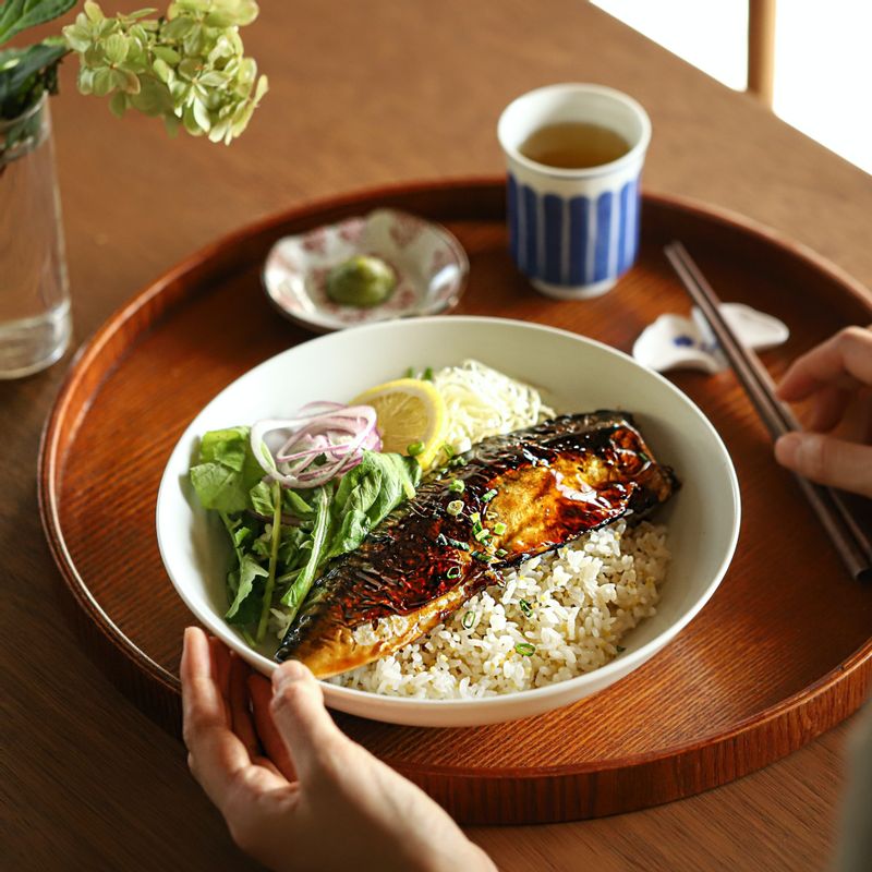 그릇에 밥을 담고 데리야키 소스 1큰술을 얹고 고등어와 양배추, 잎채소, 적양파, 연와사비, 레몬을 얹고 송송 썬 실파를 뿌려주세요