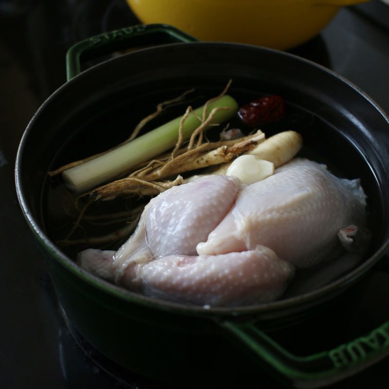 냄비에 닭과 국물 재료, 닭이 잠길 만큼의 물을 넣고 센 불로 30분간 푹 끓인 후 중간불로 20분간 더 끓여주세요. 국물이 우러나오면 황기와 대파를 건져내고 기름기를 걷어줍니다.