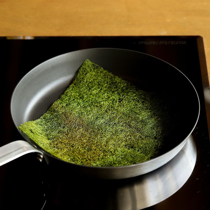 달군 팬에 감태를 앞 뒤로 구워주세요.