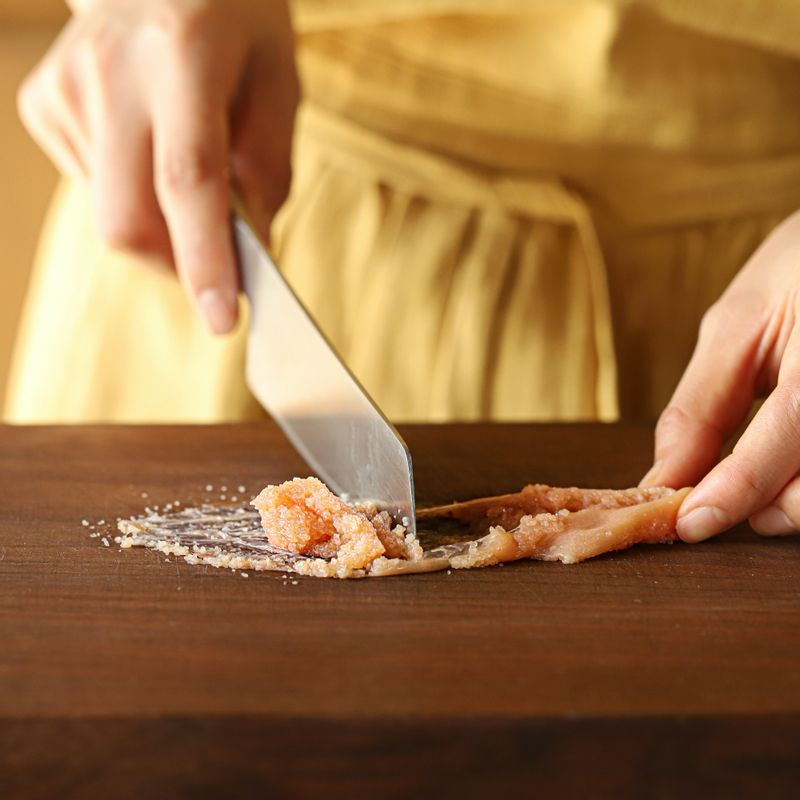 명란은 칼집을 내어 칼등으로 알만 발라내어 명란 양념을 넣어 섞어주세요.