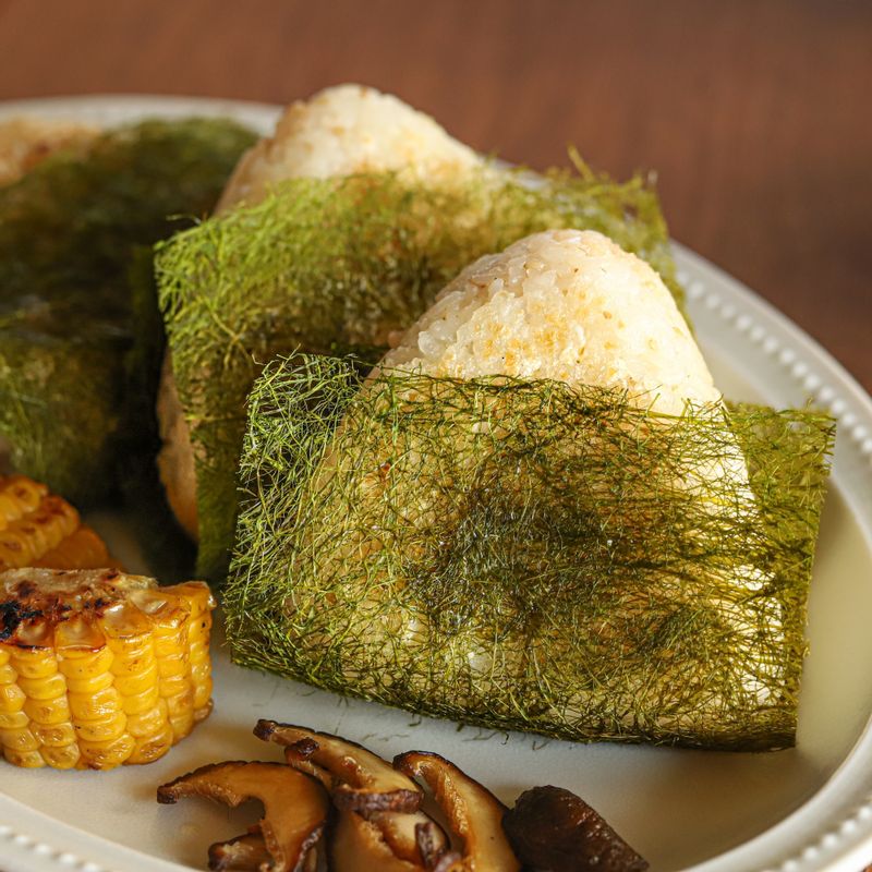 적당한 크기로 감태를 자른 후 삼각 김밥에 붙여 완성해 주세요.