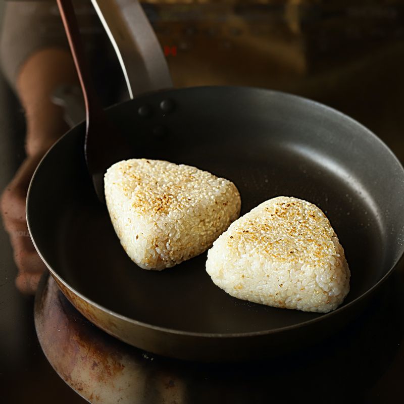 달군 팬에 기름을 살짝 두른 후 삼각 김밥을 노릇하게 구워주세요.