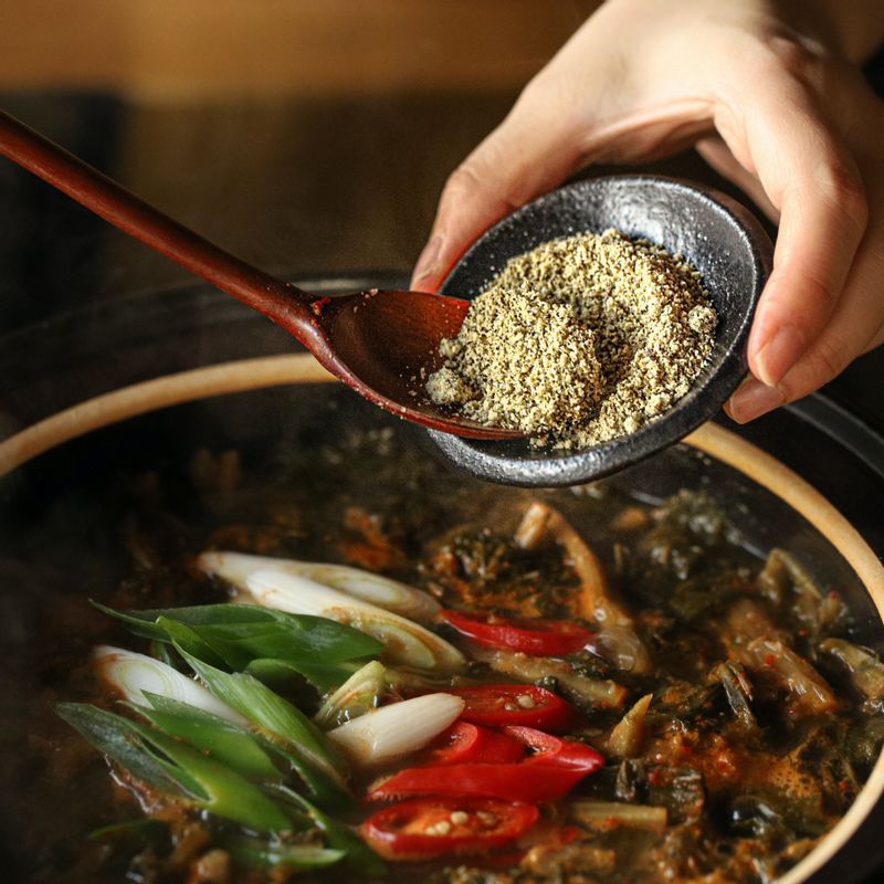 마지막에 불을 줄인 후 들깨가루를 뭉치지 않게 풀어 넣고 한소끔 더 끓여 완성해 주세요.