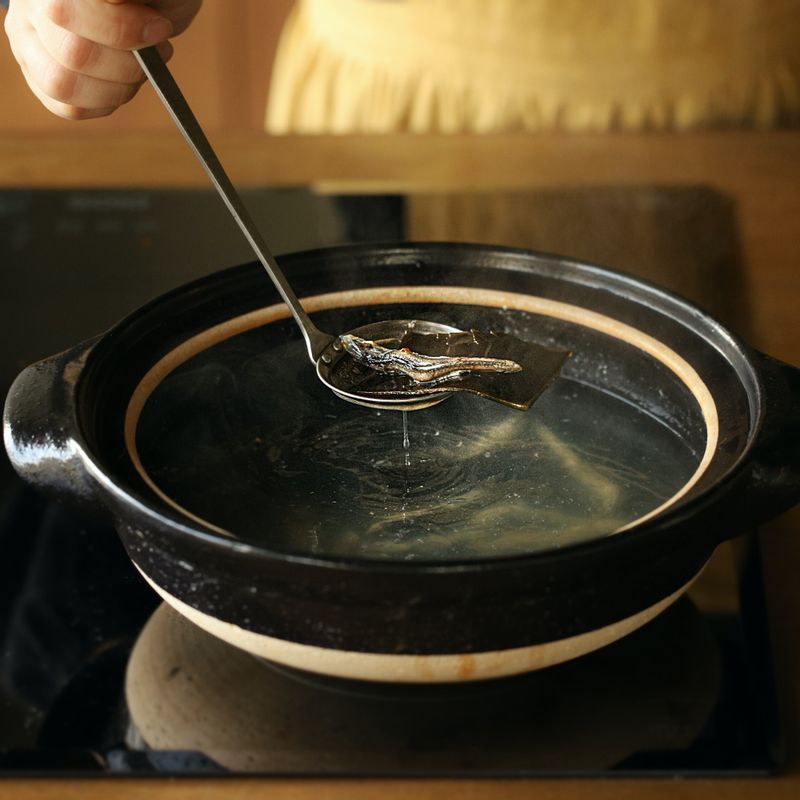 냄비에 쌀뜨물을 붓고 국멸치와 다시마를 넣어 물이 끓으면 불을 중불로 줄여 3분 정도 끓여주세요. 다시마를 건져내고 10분 끓인 후 마지막에 멸치를 건져내 육수를 준비해 주세요.