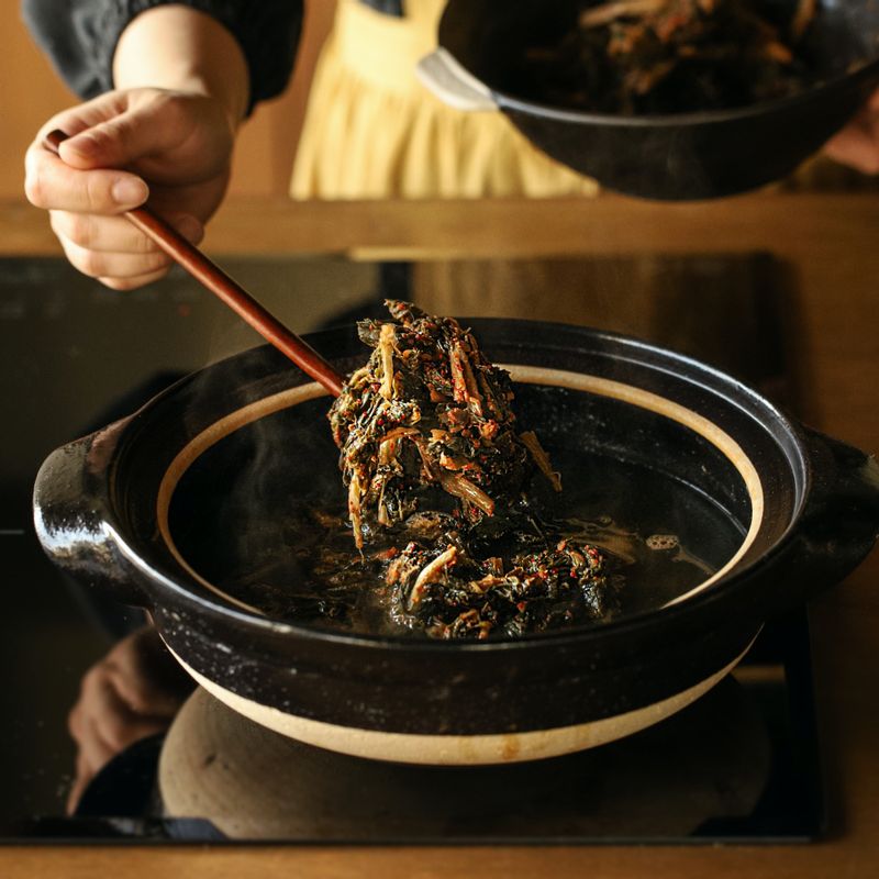 냄비에 육수를 붓고 육수가 끓기 시작하면 밑간한 시래기를 넣어 중불에서 10분정도 끓여주세요.
