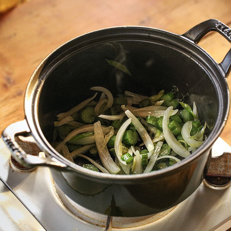 달군 냄비에 오일을 두르고 양파와 셀러리, 대파를 넣어 볶아주세요.