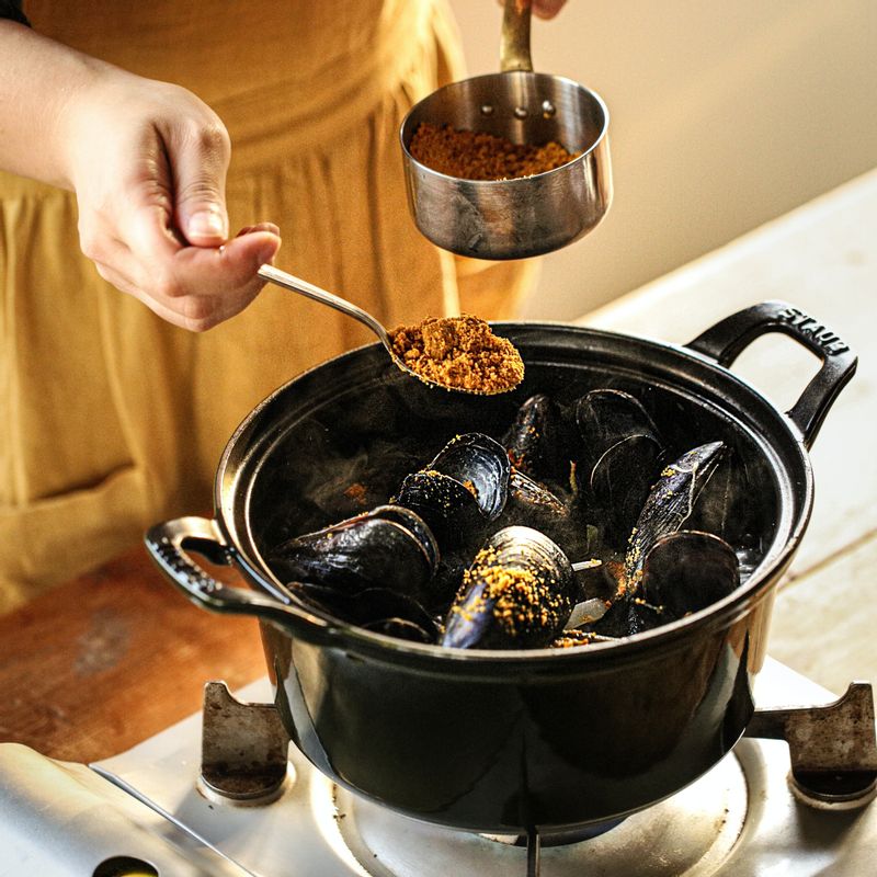 카레가루와 청양고추를 넣고 소금, 후춧가루를 넣어 완성해 주세요.