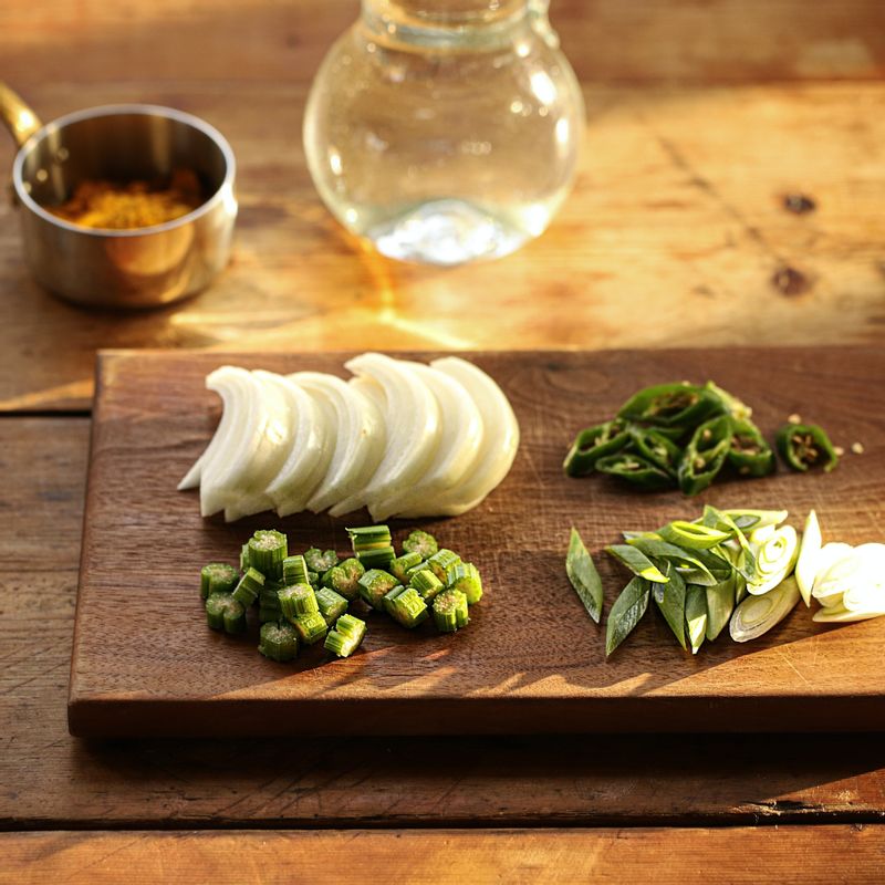 양파는 굵게 채썰고, 대파와 청양고추는 어슷 썰어주세요. 셀러리는 송송 썰어주세요.