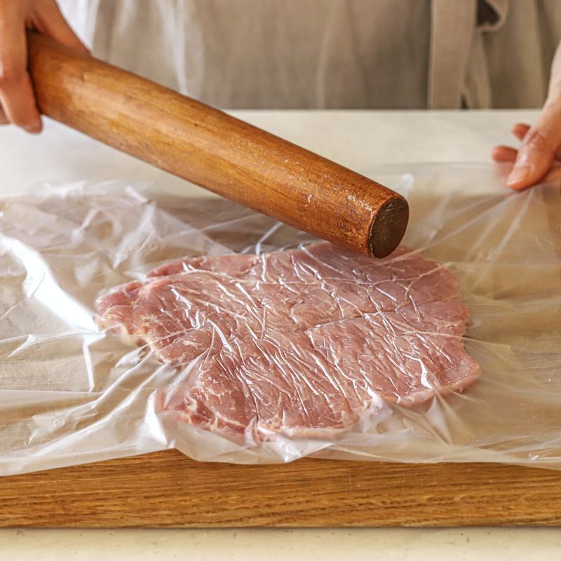 돼지고기는 0.8cm 두께로 썰고 잔 칼집을 넣어 납작하게 납작하게 두드려주세요.
(tip 잔 칼집을 넣은 돼지고기를 비닐에 넣어 두드려서 넓게 펴 주세요.)