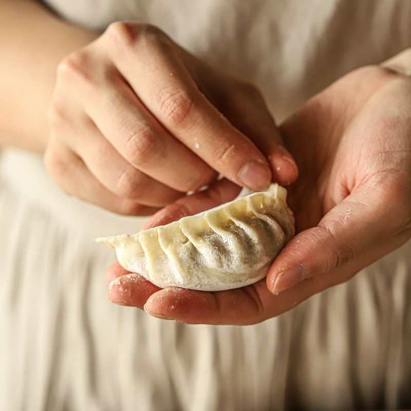 만두피에 만두소를 적당히 넣고 달걀 흰자를 만두피의 둘레에 약간씩 발라가며 붙인 후 주름을 잡아 만두를 빚어주세요.