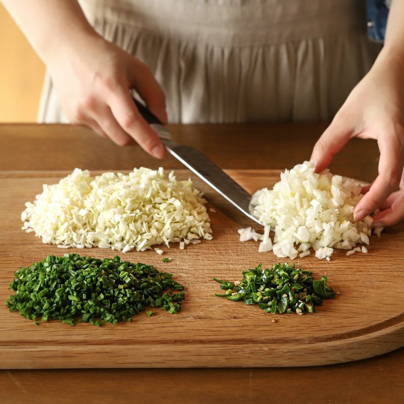 양배추와 양파, 청양고추 부추는 잘게 다져주세요. 양파와 청양고추는 면포에 감싸 물기를 짜서 준비해 주세요.