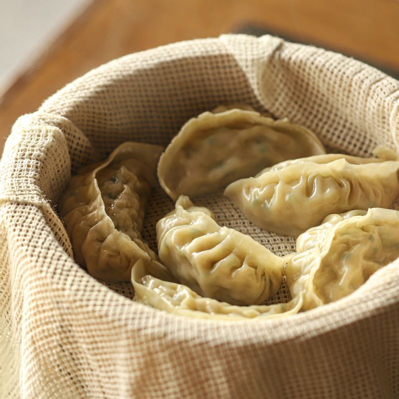 김 오른 찜통에 만두를 넣고 8~10분 정도 쪄주세요.
(기호에 따라 팬에 기름을 자작하게 붓고 만두를 노릇하게 구워 즐겨주세요.)