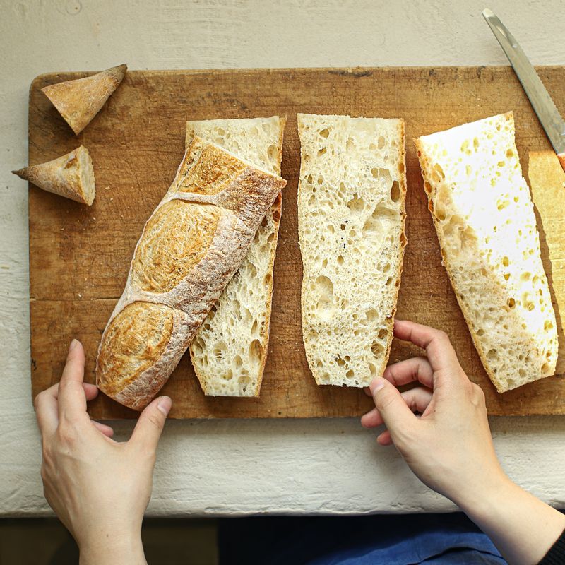 바게트는 양쪽 끝을 살짝 자른 후 2등분 한 뒤 단면을 잘라주세요.