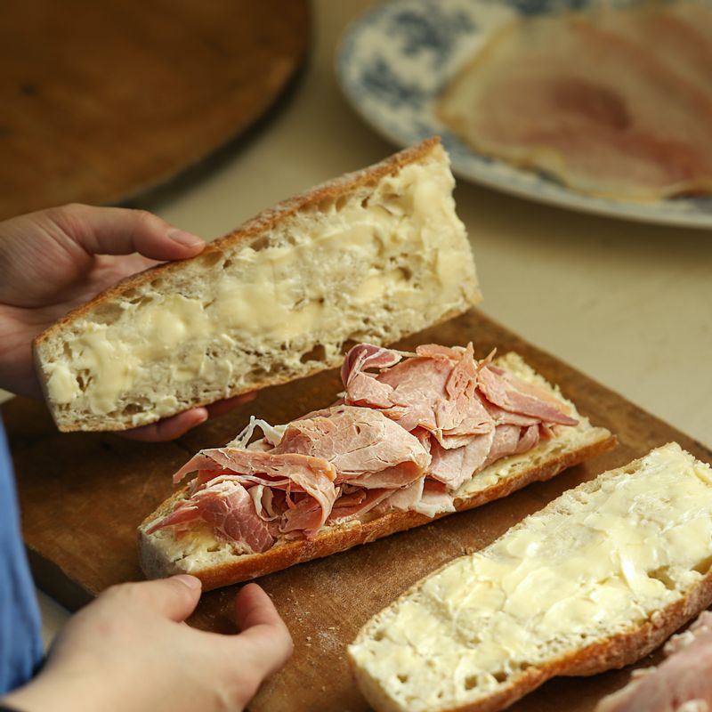 버터를 올린 빵에 잠봉햄을 올려주세요.