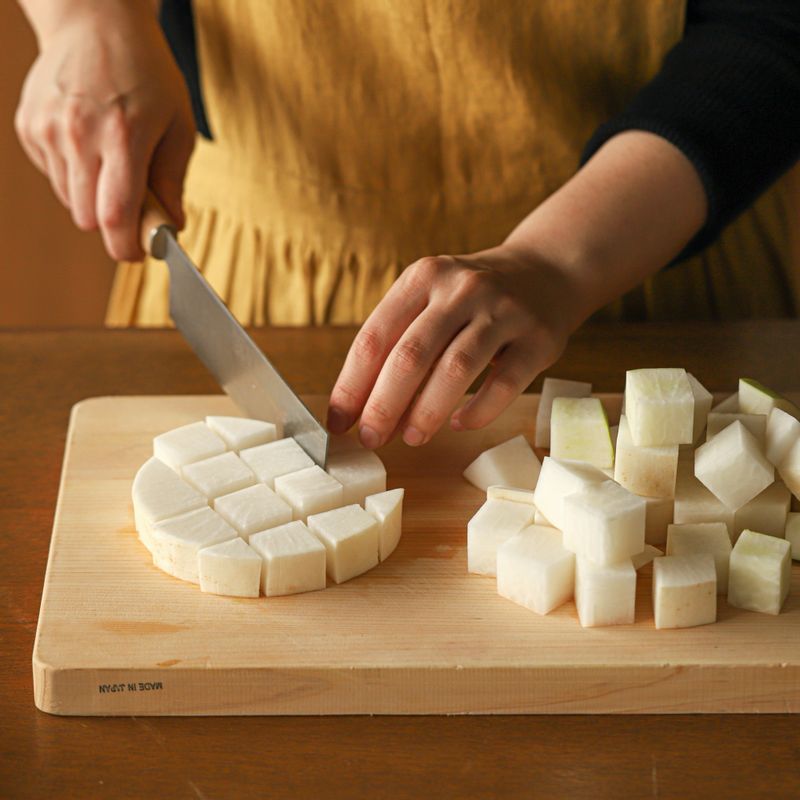 무는 잔뿌리를 떼고 조리 솔로 문질러 깨끗이 씻고 먹기좋게 사방 2센치 크기로 깍뚝썰기로 썰어 주세요. 대파는 어슷하게 썰고 실파는 3센치 길이로 썰어주세요.