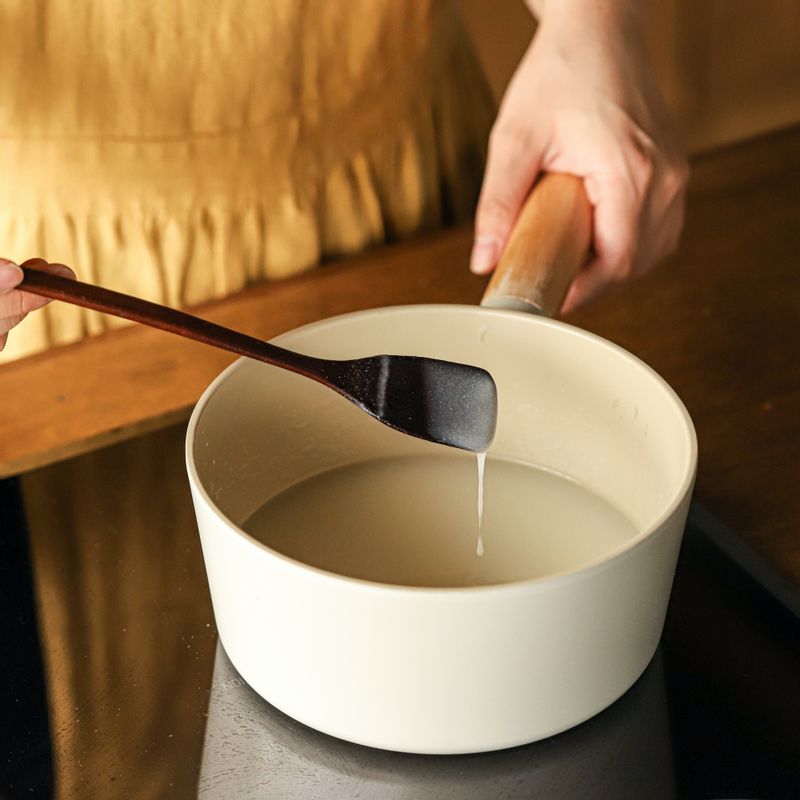 냄비에 찹쌀풀 재료를 넣고 잘 섞어준 후 중불에서 저어가며 풀고 기포가 올라오면서 농도가 나면 불을 끄고 식혀주세요.