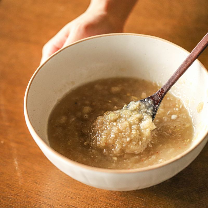 볼에 식힌 찹쌀풀과 양념 재료를 넣고 고루 섞어 김치 양념을 만들어주세요.