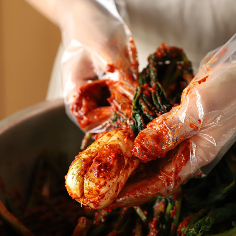 총각무와 쪽파 한 두개씩을 집어 타래를 지은 후 김치통에 차곡차곡 담고 하루 또는 이틀정도 실온에서 숙성 시켰다가 냉장보관해주세요.