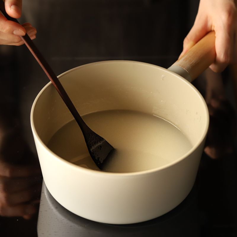 냄비에 찹쌀풀 재료를 넣고 잘 섞어준 후 중불에서 저어가며 풀고 기포가 올라오면서 농도가 나면 불을 끄고 식혀주세요.