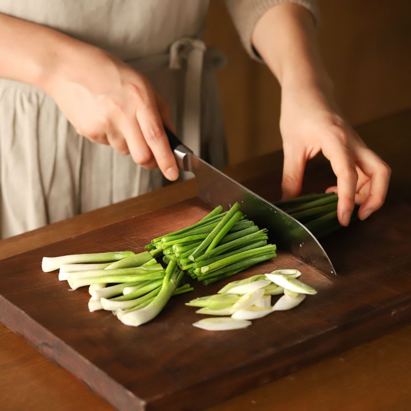 대파는 어슷썰고 쪽파는 3등분으로 잘라주세요. 갈아 줄 재료인 배와 양파는 껍질을 벗기고 큼직하게 썰어주세요.