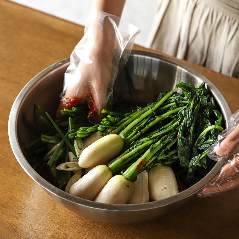넓은 볼에 총각무와 김치 양념, 대파, 쪽파를 넣어 고르게 버무려주세요.
(tip 총각무가 절인 염도에 따라 마지막에 소금을 가감해서 간을 맞춰주세요.)