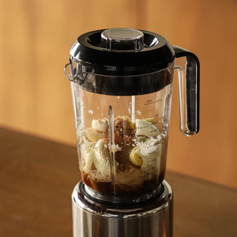 갈아 줄 재료는 블렌더에 넣어 갈은 후 식힌 찹쌀풀과 양념 재료를 넣어 고루 섞어 김치 양념을 만들어주세요.