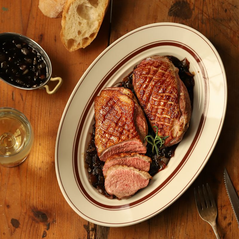 구워놓은 오리 가슴살을 먹기 좋게 칼로 잘라 접시에 담고, 소스를 곁들여 맛있게 즐겨주세요.