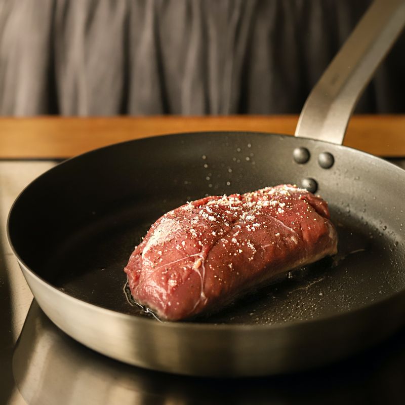 프라이팬을 달군 후, 오리 가슴살의 기름 부분이 밑으로 가도록 놓고 소금, 후추를 뿌려 2분간 구워 주세요.