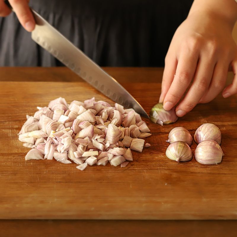 샬롯을 잘게 썰어 오리 가슴살을 구웠던 팬에 5분 정도 볶아주세요.