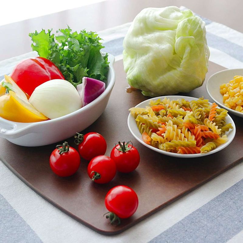 샐러드파스타을 위한 재료 이미지로 푸실리,양상추,치커리,옥수수 통조림,양파 등으로 구성 되어있습니다.