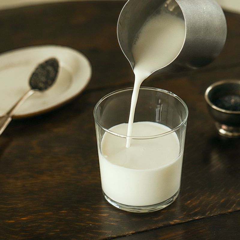 컵에 우유, 흑임자 크림, 에스프레소 순으로 넣고 흑임자 가루를 뿌려 완성해 주세요.