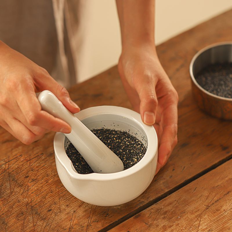 볶은 흑임자는 절구에 넣어 잘게 으깬 후 소량은 따로 보관해 주세요.